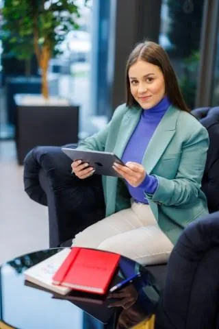 Grafika komputerowa w multimediach | Studia I stopnia w Chorzowie | Uniwersytet WSB Merito Chorzów: studentka z tabletem