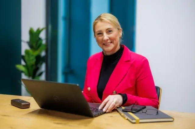 Business English with Spanish | Uniwersytet WSB Merito Chorzów: studentka z laptopem