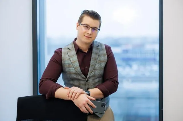 Programista Python | Uniwersytet WSB Merito Chorzów: student z telefonem