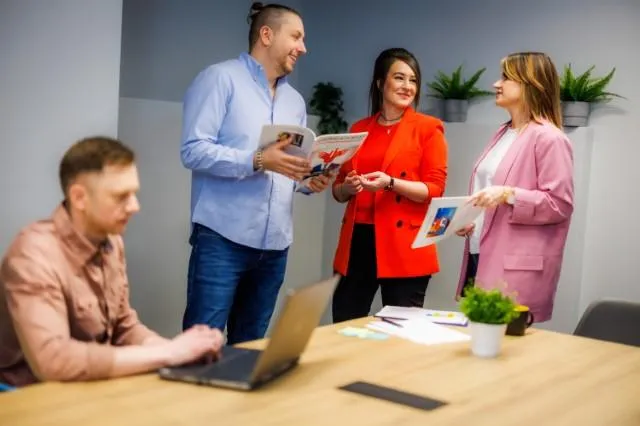 Marketing i sprzedaż | Uniwersytet WSB Merito Chorzów: studenci omawiający projekt grupowy