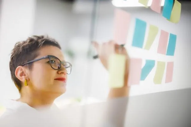 Marketing w cyfrowej transformacji | Uniwersytet WSB Merito Chorzów: studentka robiąca notatki 