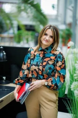 Menedżer marketingu i sprzedaży | Studia I stopnia w Chorzowie | Uniwersytet WSB Merito Chorzów: studentka z notatkami