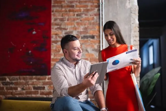 Kryminologia z elementami kryminalistyki | Uniwersytet WSB Merito Chorzów: studenci omawiający projekt