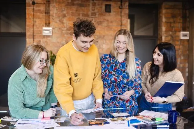 Zarządzanie w transporcie lotnicznym | Uniwersytet WSB Merito Chorzów: studenci omawiający projekt zaliczeniowy