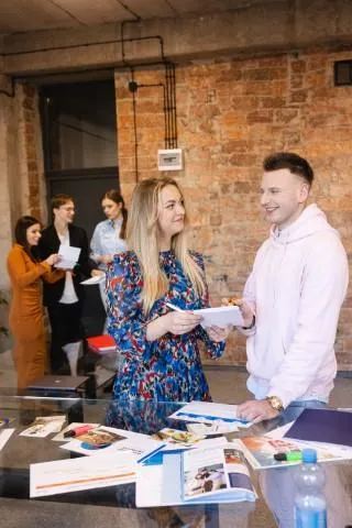 Grafika komputerowa w multimediach | Uniwersytet WSB Merito Chorzów: studenci omawiający zadanie