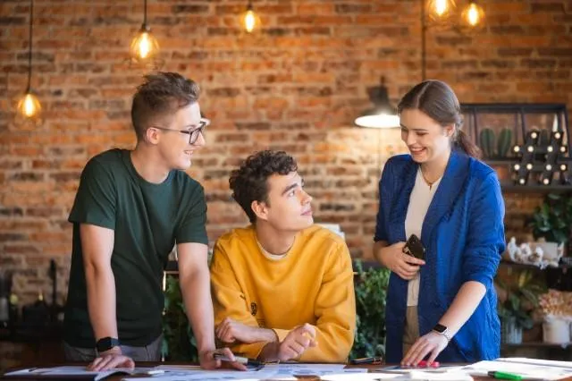 Zarządzanie usługami logistycznymi | Uniwersytet WSB Merito Chorzów: studenci pracujący nad projektem 