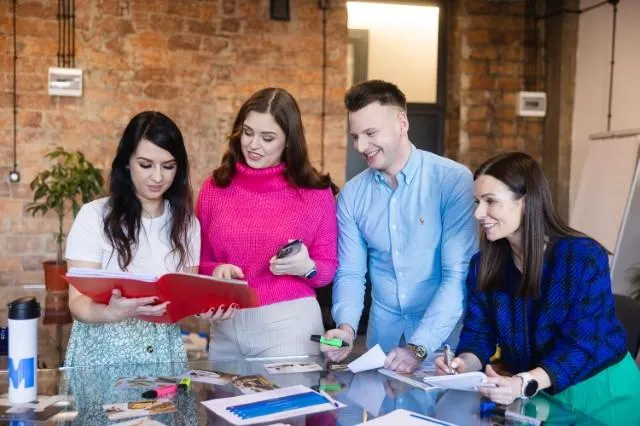 Finanse i rachunkowość | Studia I stopnia w Chorzowie | Uniwersytet WSB Merito Chorzów: studenci omawiający wspólnie projekt