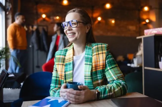 Tester oprogramowania | Studia I stopnia w Chorzowie | Uniwersytet WSB Merito Chorzów: studentka pijąca kawę w kawiarni