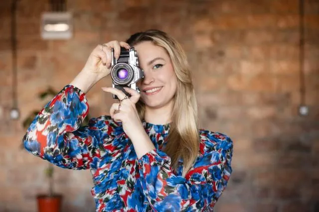 Menedżer turystyki 5.0. | Uniwersytet WSB Merito Chorzów: studenta z aparatem