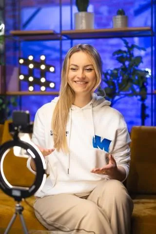 E-marketing | Uniwersytet WSB Merito Chorzów: studentka robiąca live'a