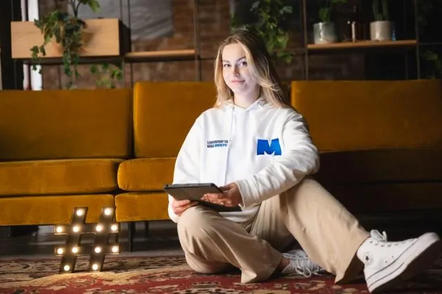 Administrator baz danych | Studia I stopnia w Chorzowie | Uniwersytet WSB Merito Chorzów: studentka z tabletem