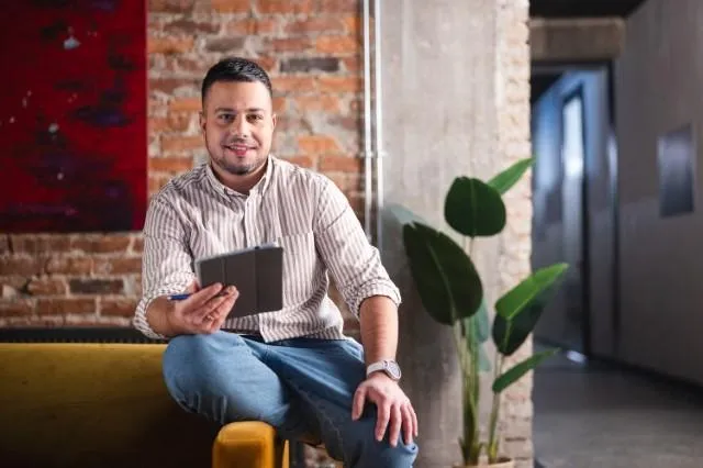 Animacja i grafika do gier | Uniwersytet WSB Merito Chorzów: student z tabletem