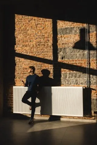 Zarządzanie przedsiębiorstwem | Studia I stopnia w Chorzowie | Uniwersytet WSB Merito Chorzów: student patrzący przez okno