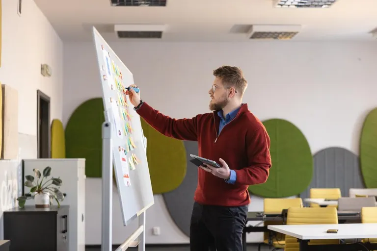 Psychologia | Studia jednolite magisterskie w Chorzowie | Uniwersytet WSB Merito Chorzów: student zapisuje dane na tablicy 