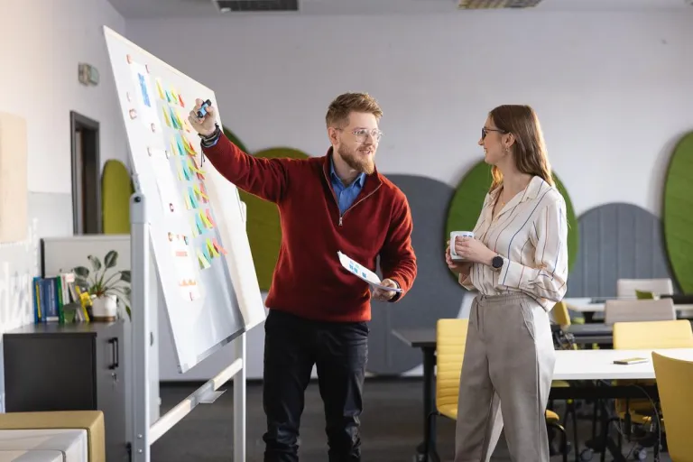 Sztuczna inteligencja | Studia I stopnia w Chorzowie | Uniwersytet WSB Merito Chorzów: studenci omawiają dane zapisane na tablicy