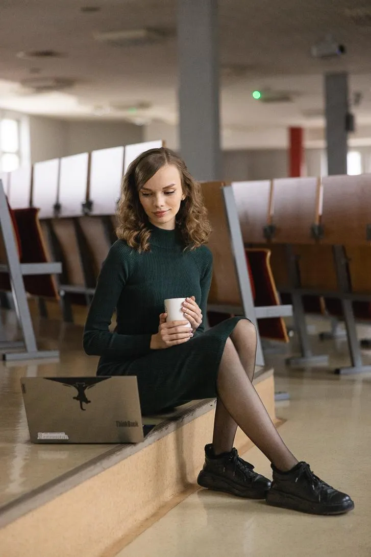 Administracja samorządowa | Studia I stopnia w Chorzowie | Uniwersytet WSB Merito Chorzów: studentka pracująca na laptopie w auli wykładowej