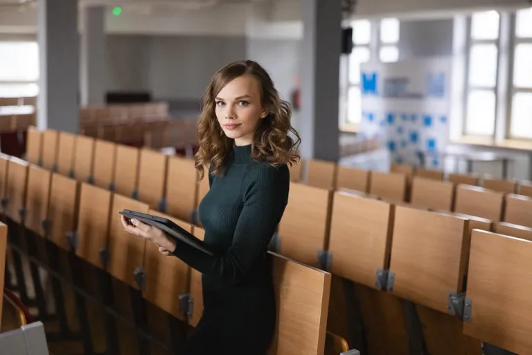 Informatyka | Studia I stopnia w Chorzowie | Uniwersytet WSB Merito Chorzów: studentka stojąca w auli wykładowej