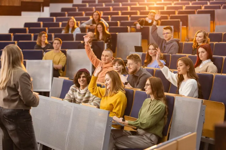 Prawo i Inwestycje | Uniwersytet WSB Merito Chorzów: studenci siedzą w auli wykładowej na zajęciach