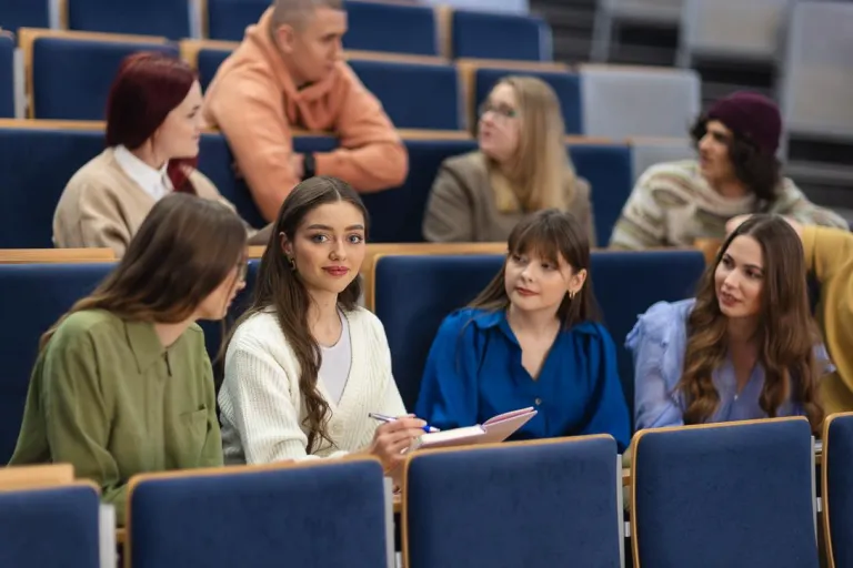 Psychologia śledcza | Studia jednolite magisterskie w Chorzowie | Uniwersytet WSB Merito Chorzów: studenci uczący się na auli wykładowej