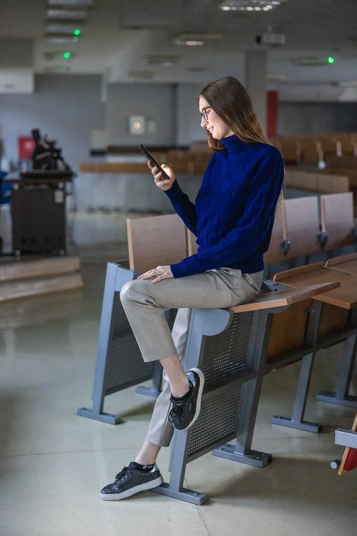 Informatyka | Studia I stopnia w Chorzowie | Uniwersytet WSB Merito Chorzów: studentka siedząca w auli wykładowej