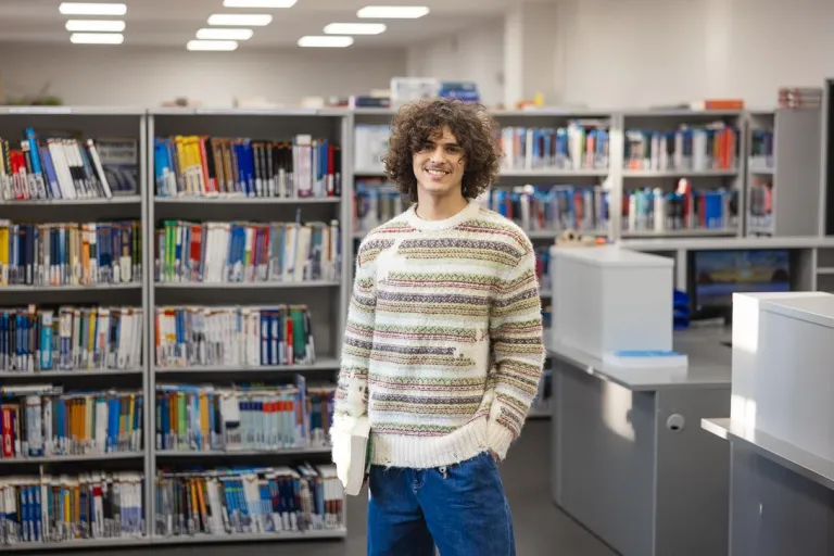 Turystyka międzynarodowa i obsługa ruchu turystycznego | Studia I stopnia w Chorzowie | Uniwersytet WSB Merito Chorzów: student stojący w bibliotece