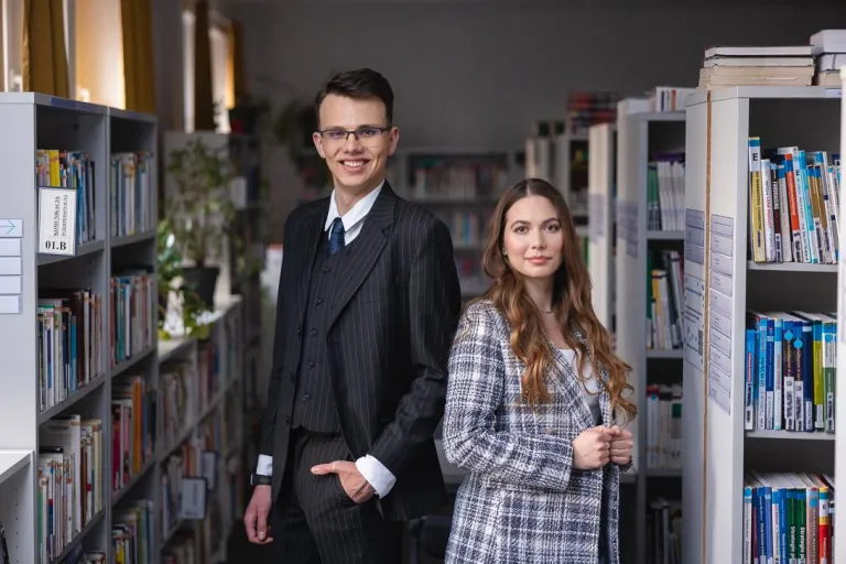 Digital marketing | Studia I stopnia w Chorzowie | Uniwersytet WSB Merito Chorzów: Studenci stojący w bibliotece