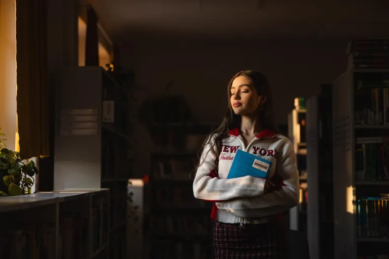 Dietetyka | Studia I stopnia w Chorzowie | Uniwersytet WSB Merito Chorzów: Studentka stojąca w bibliotece