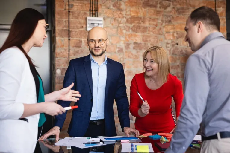 Lean Logistics | Uniwersytet WSB Merito Chorzów: uczestnicy studiów podyplomowych wykonujący projekt w grupie