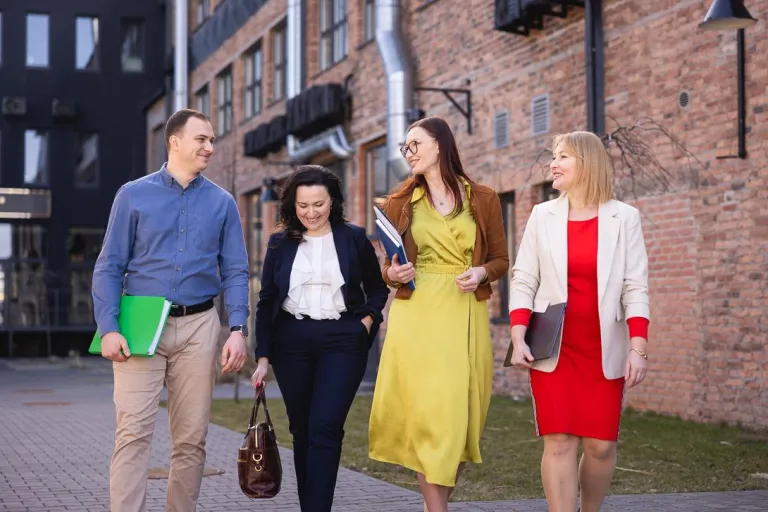 Logistyka | Studia II stopnia w Chorzowie | Uniwersytet WSB Merito Chorzów: uczestnicy studiów podyplomowych rozmawiający o projekcie