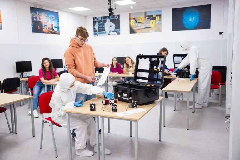 Kryminologia z elementami kryminalistyki | Studia I stopnia w Chorzowie | Uniwersytet WSB Merito Chorzów: praca przy sprzęcie kryminalistycznym