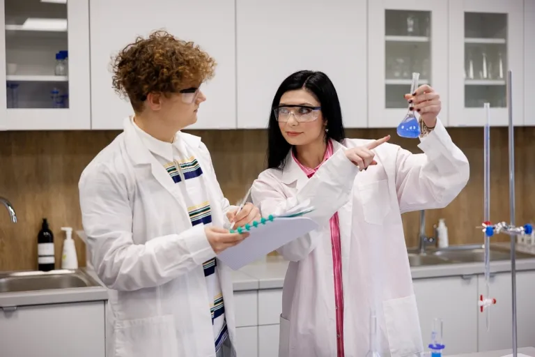 studenci w laboratorium