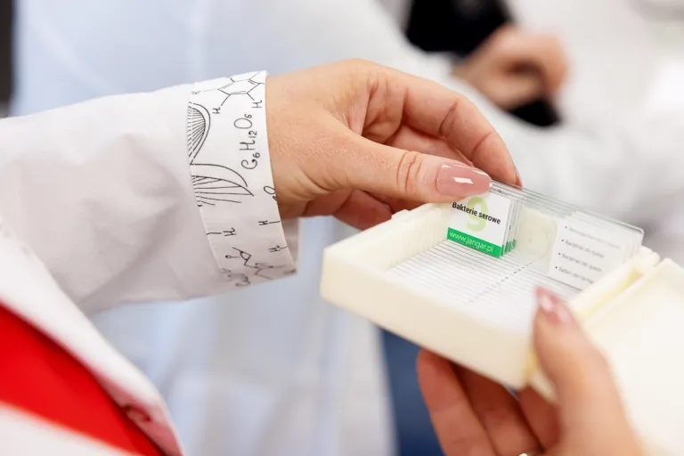 Konferencja "Zagrożenia biologiczne, chemiczne i radiacyjne w praktyce służb i instytucji" | Aktualności | Uniwersytet WSB Merito Chorzów: próbka grzyba serowego