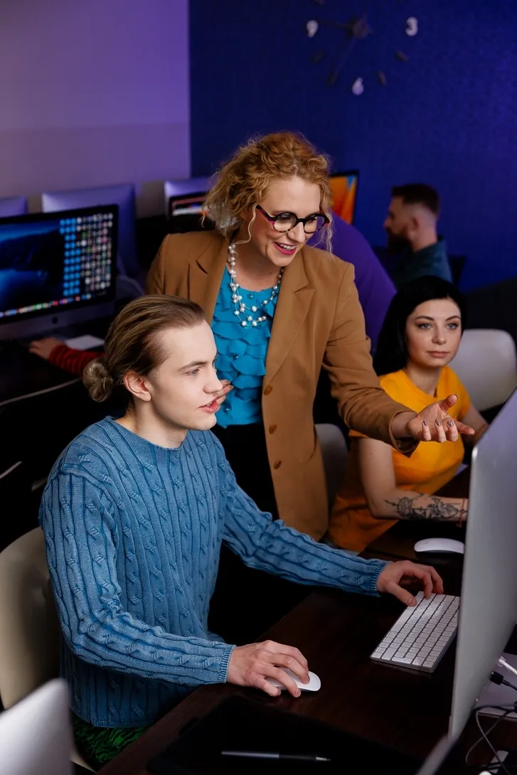 Bezpieczeństwo informacyjne i cyberprzestrzeni | Studia I stopnia w Chorzowie | Uniwersytet WSB Merito Chorzów: student i wykładowczyni podczas ćwiczeń w pracownik komputerowej