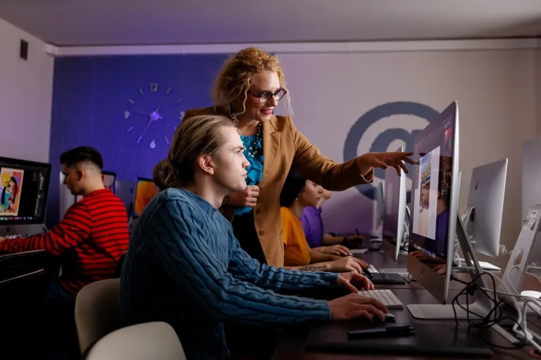 Uczenie maszynowe w transformacji cyfrowej biznesu | Studia I stopnia w Chorzowie | Uniwersytet WSB Merito Chorzów: studenci podczas ćwiczeń z grafiki komputerowej
