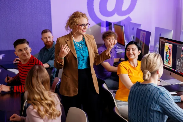 Frontend Developer | Studia I stopnia w Chorzowie | Uniwersytet WSB Merito Chorzów: studenci podczas ćwiczeń z grafiki komputerowej