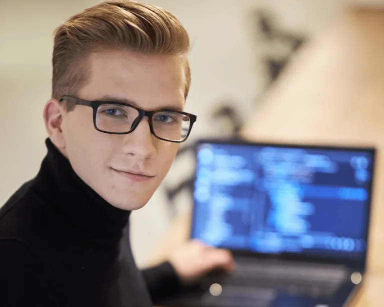 SAP, Python czy Data Science? 3 webinary, 4 ścieżki rozwoju. | Aktualności | Uniwersytet WSB Merito Chorzów: student przy laptopie