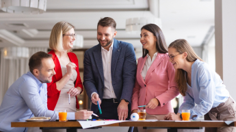 International Business, studia I stopnia, licencjackie i inżynierskie: Główna grafika: Bydgoszcz-studia podyplomowe-studenci podczas zajęć