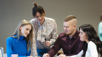 International Business | WSB Merito Bydgoszcz University: 4 studentów WSB Merito w Bydgoszczy siedzi przy stole i pracuje nad projektem