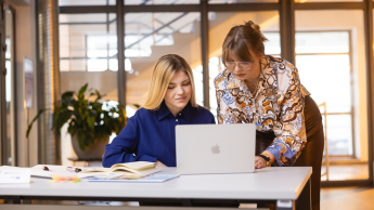 Finance and Accounting | WSB Merito Bydgoszcz University: Studentki pracujące razem