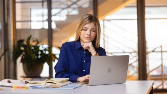 Search results | WSB Merito Bydgoszcz University: Studentka przy laptopie