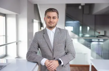 Digital university | WSB Merito Bydgoszcz University: uczestnik studiów podyplomowych Uniwersytetu WSB Merito Bydgoszcz na korytarzu uczelni