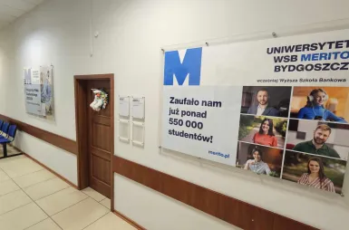 Student ABC | WSB Merito Bydgoszcz University: korytarz Uniwersytetu WSB Merito Bydgoszcz