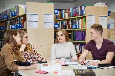 Student ABC | WSB Merito Bydgoszcz University: Główna grafika: Bydgoszcz - biblioteka Uniwersytetu WSB Merito Bydgoszcz - grupa studentów podczas nauki