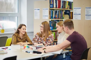Library | WSB Merito Bydgoszcz University: Główne zdjęcie: Szkoły - Uniwersytet WSB Merito Bydgoszcz - studenci podczas nauki w uczelnianej bibliotece
