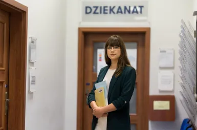 Our campus | WSB Merito Bydgoszcz University: studentka przed dziekanatem Uniwersytetu WSB Merito Bydgoszcz