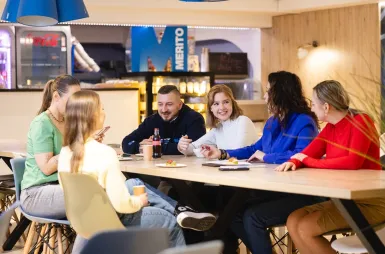 Our campus | WSB Merito Bydgoszcz University: Studenci na przerwie