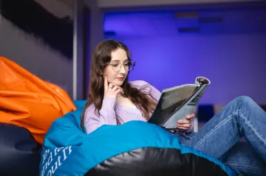 Our campus | WSB Merito Bydgoszcz University: Studentka czyta książkę