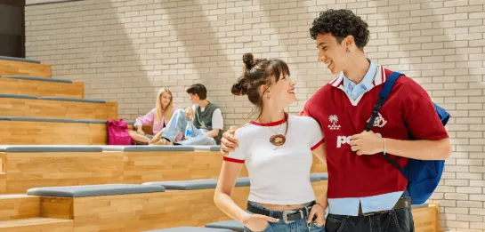 Bachelor's degree | WSB Merito Bydgoszcz University: para na tle auli