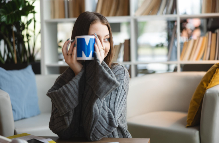 Digital university | WSB Merito Bydgoszcz University: studentka Uniwersytetu WSB Merito Bydgoszcz z kubkiem w ręku