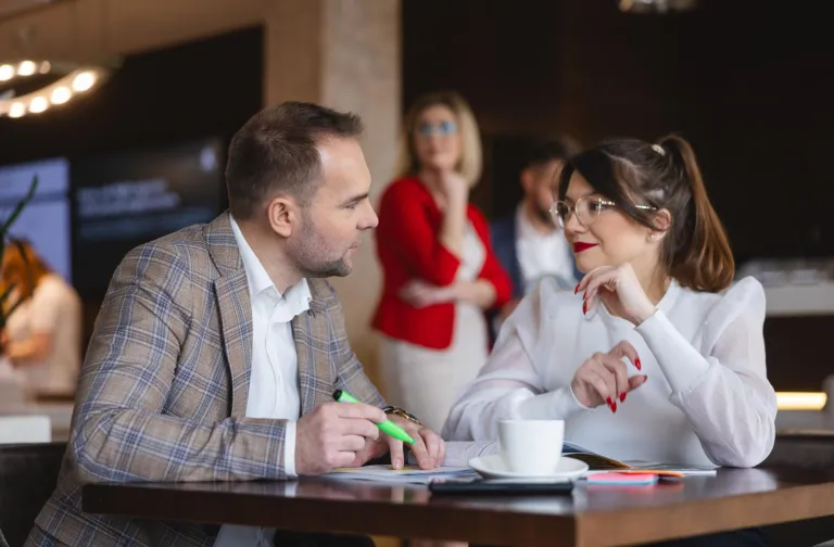 University authorities | WSB Merito Bydgoszcz University: dwoje studentów rozmawia siedząc przy biurku